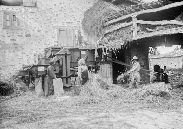 Trillando con trilladora movida a motor. Álava, c. 1940. Fuente: Archivo Municipal de Vitoria-Gasteiz: Donato Sáenz.