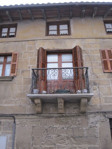 Balcón con solera de piedra y balaustrada de hierro forjado. Elgeta (G), 2011. Fuente: Segundo Oar-Arteta, Grupos Etniker Euskalerria.