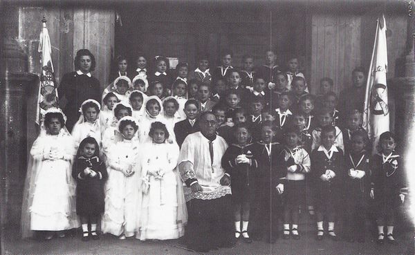 Grupo de Primera Comunión. Durango (B), 1943. Fuente: Gurutzi Arregi, Grupos Etniker Euskalerria.