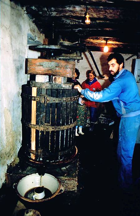 Prensado de la manzana. Larrea (A), 1987. Fuente: Fernando Díaz de Corcuera, Grupos Etniker Euskalerria.