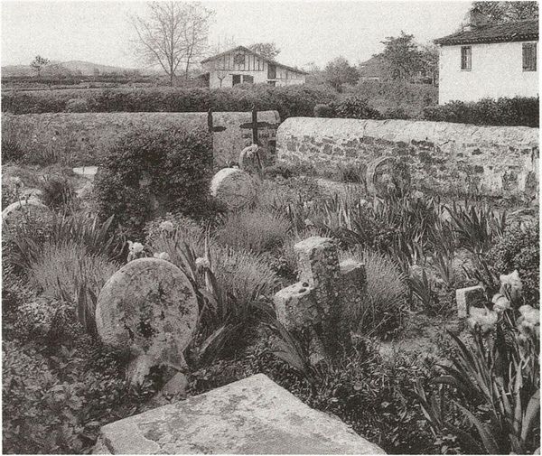 Antiguo cementerio de Jatsu (L). Fuente: Boissel, W. Le Pays Basque. Sites, Arts et Coutumes. Paris, A. Calavas edit.