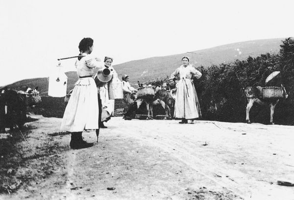Llevando leche del Txorierri (B) a Bilbao, principios del siglo XX. Fuente: Abaitua, Eulalia. Gure aurreko andrak. Mujeres vascas de ayer. Bilbao: Euskal Museoa, 1990, 8.