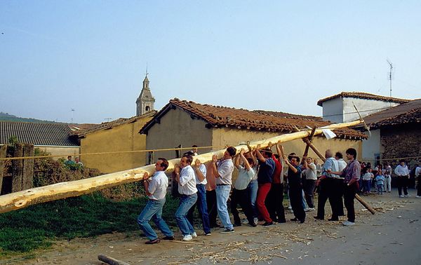 Izando El mayo. San Vicente de Arana (A), 1994. Fuente: Carlos Campo, Grupos Etniker Euskalerria.