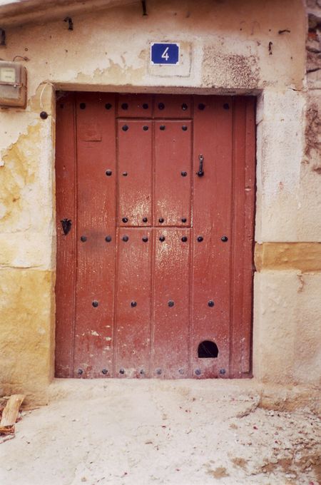Puerta de entrada con ventanillo y gatera. Añana (A), 1999. Fuente: Blanca Rescalvo, Grupos Etniker Euskalerria.