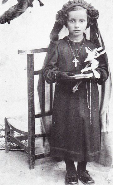 Primera Comunión. Lodosa (N), c. 1915. Fuente: M.ª Amor Beguiristain, Grupos Etniker Euskalerria.