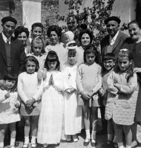 Foto familiar con motivo de la primera comunión. Berganzo (A), c. 1970. Fuente: Montserrat Ocio, Grupos Etniker Euskalerria.