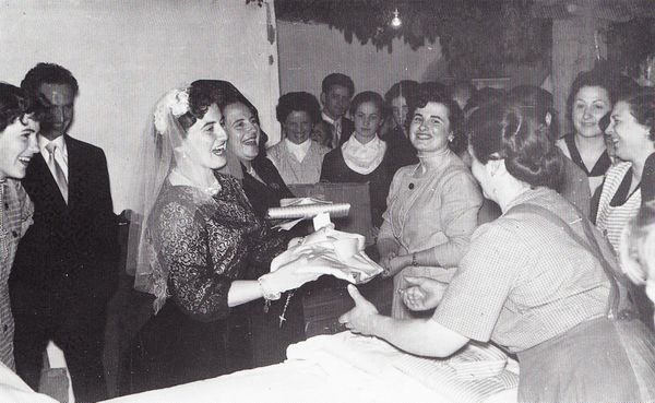 Arreoa erakusten. Bidegoian (G), 1957. Fuente: Ana Larrarte, Grupos Etniker Euskalerria.