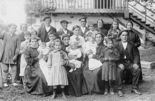 Familia troncal. Castillo-Elejabeitia (B), c. 1930. Fuente: Archivo Fotográfico Labayru Fundazioa: Fondo Felipe Manterola.