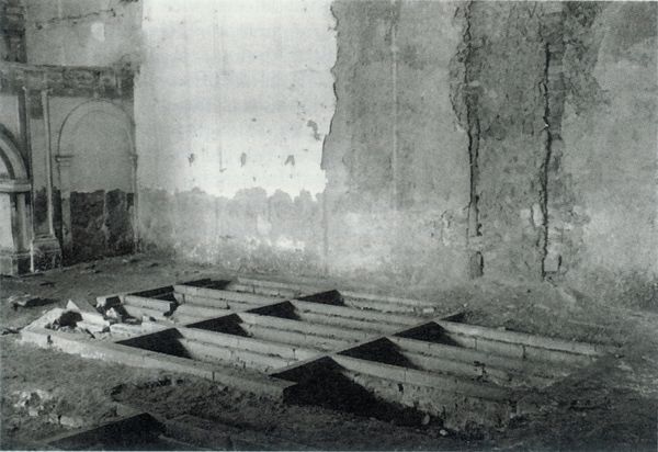 Antiguas sepulturas en la iglesia desafectada de Gamboa (A). Fuente: Juan José Galdos, Grupos Etniker Euskalerria.
