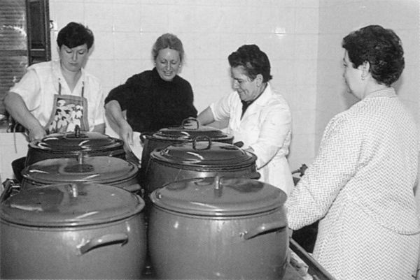 Preparación de la cena del Jueves Santo. Cofradía de la Soledad. Viana (N), 1990. Fuente: V.M. Sarobe, Grupos Etniker Euskalerria.