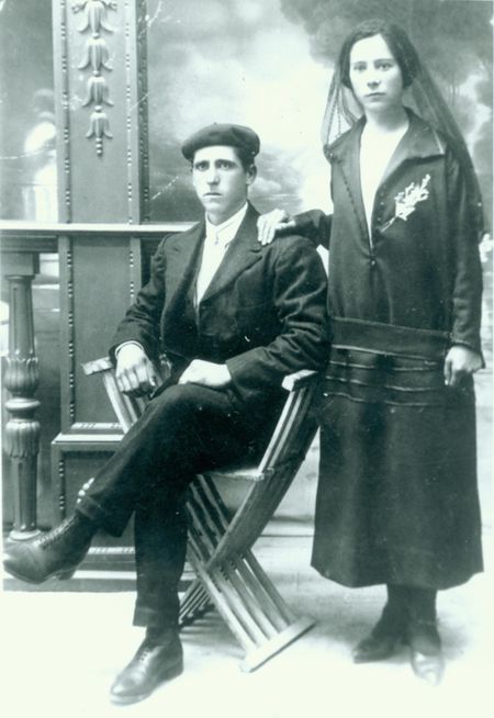Vestidos de boda. Berganzo (A), 1925. Fuente: Montserrat Ocio, Grupos Etniker Euskalerria.
