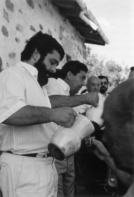El barte. Reparto de vino. Larrea (A), 1986. Fuente: Gerardo López de Guereñu Iholdi, Grupos Etniker Euskalerria.