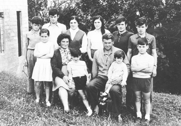 Familia del caserío Gosentzia. Abadiño (B), 1972. Fuente: Rosa M.ª Ardanza, Grupos Etniker Euskalerria.