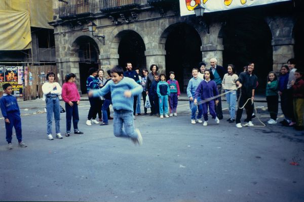 Soka-saltoka. Bergara (G), 1989. Fuente: Miren Goñi, Grupos Etniker Euskalerria.
