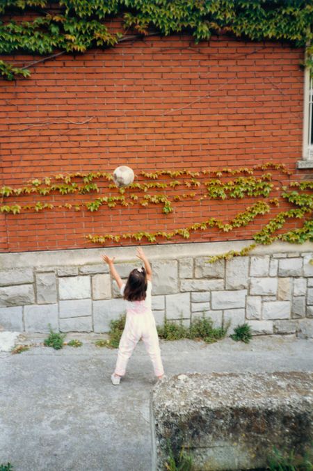 Al balón contra la pared. Getxo (B), 1993. Fuente: Jon Elorriaga, Grupos Etniker Euskalerria.