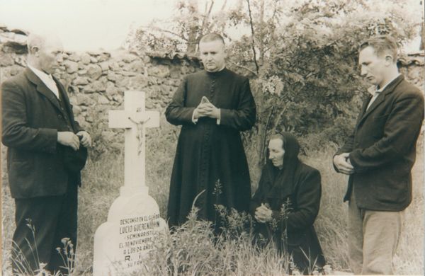 Responso ante la tumba, c. 1950. Izurdiaga (N). Fuente: Carmen Jusué, Grupos Etniker Euskalerria.