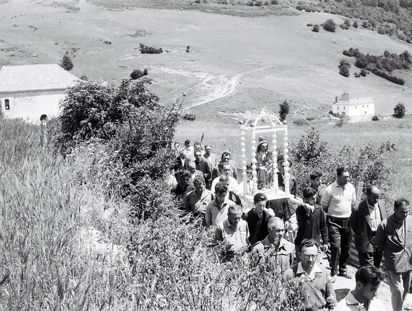 Bendiciendo los campos. Isaba (N), años 1960. Fuente: Pablo Orduna (Fondo Pío Guerendiáin), Grupos Etniker Euskalerria.