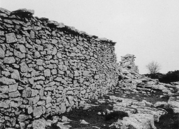 Muro de la lobera de Barrón (A). Fuente: Félix Murga, Grupos Etniker Euskalerria.