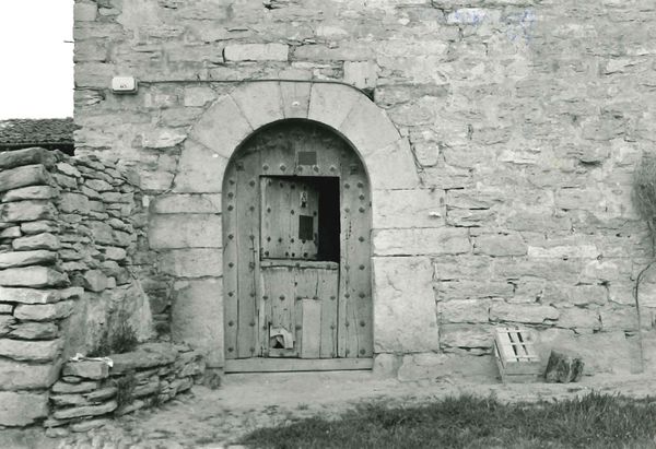 Puerta principal de la casa. Apodaka (A), 1975. Fuente: Isidro Sáenz de Urturi, Grupos Etniker Euskalerria.