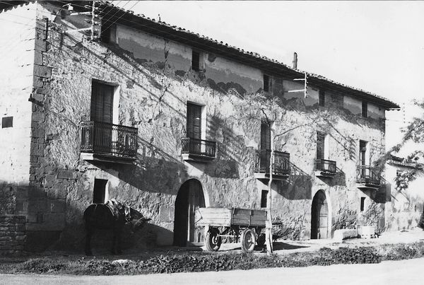 Puertas arqueadas de la casa Lomborro. Obanos (N), 1970. Fuente: M.ª Amor Beguiristain, Grupos Etniker Euskalerria.