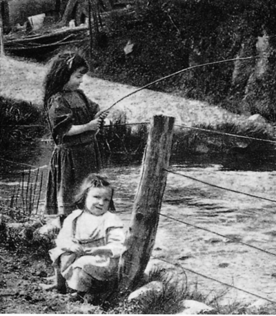 Pescando. 1912. Fuente: Novedades, San Sebastián, 1912.