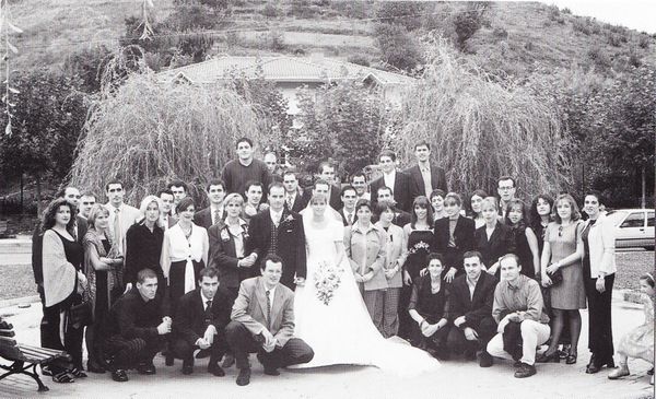 Asistentes a la boda. Armintza-Lemoiz (B), 1997. Fuente: Akaitze Kamiruaga (Foto Xabier), Grupos Etniker Euskalerria.