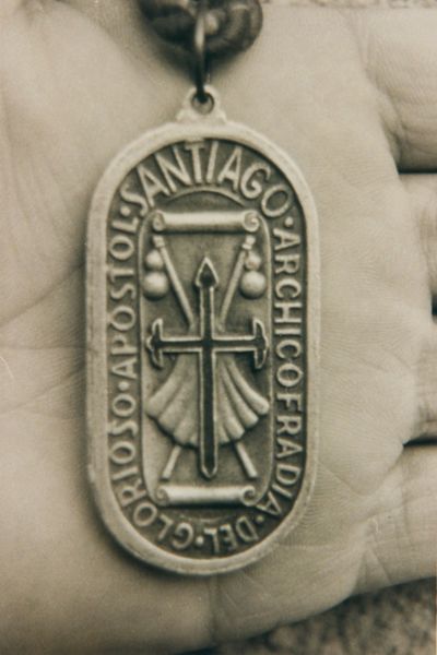 Medalla de la Archicofradía de Santiago Apóstol. (Reverso). Mélida (N). Fuente: Juan Sesma, Grupos Etniker Euskalerria.