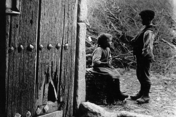 Diálogo entre niños. Álava. Fuente: Archivo Municipal de Vitoria-Gasteiz: Foto E. Guinea.