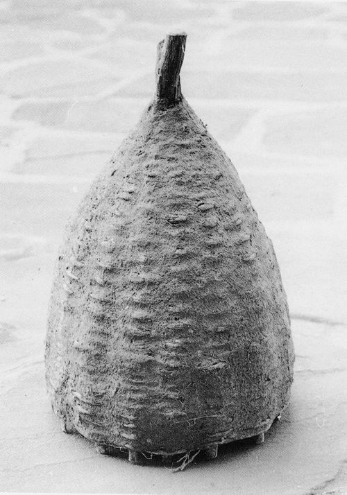 Erle-kofoina, colmena tejida típica de Vasconia continental. Fuente: Michel Duvert, Grupos Etniker Euskalerria.