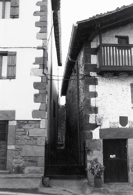 Casas separadas por callejón, etxekaria. Arraioz (N), 1999. Fuente: Marisa Picabea, Grupos Etniker Euskalerria.
