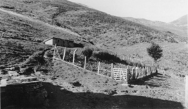 Gallinero y huerto de una etxola, Kontresaro, Garazi (BN). Fuente: Michel Duvert, Grupos Etniker Euskalerria.