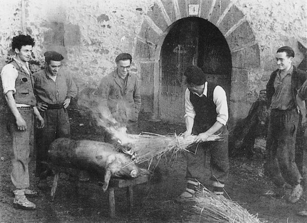 Chamuscando el cerdo. Inza (N), 1945. Fuente: Archivo PP. Benedictinos de Lazkao (G): Jesús Elosegui.
