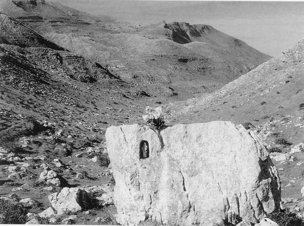 Amabirjiña-arria. Aralar (G), 1999. Fuente: José Zufiaurre, Grupos Etniker Euskalerria.