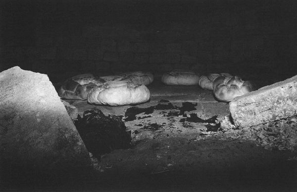 El horno con los panes. Fuente: Ander Manterola, Grupos Etniker Euskalerria.