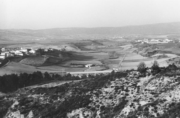 Vista de las tierras de Obanos (N), 1974. Fuente: M.ª Amor Beguiristain, Grupos Etniker Euskalerria.