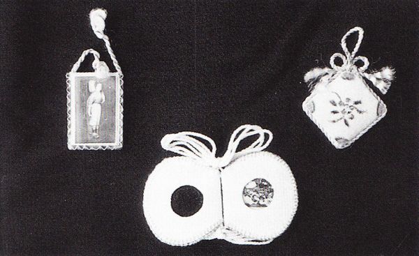 Amuletos, kutunak y evangelios, ebanjelioak (G y B). Fuente: Archivo Fotográfico Labayru Fundazioa.