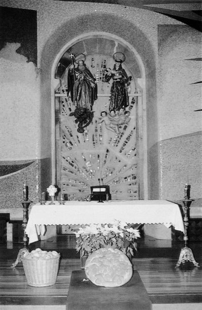 Reparto del pan de San Antonio. Santuario de Urkiola (B), 1998. Fuente: Archivo Fotográfico Labayru Fundazioa: José Ignacio García Muñoz.