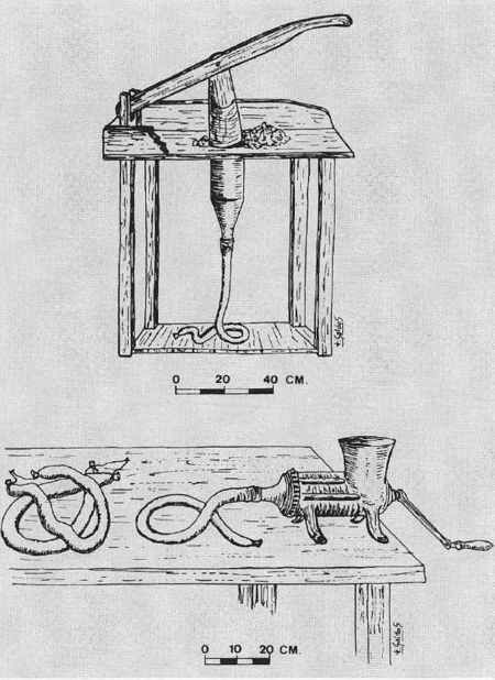 Máquinas antiguas y modernas de hacer los chorizos. Fuente: Dibujo de Juan José Galdos, Grupos Etniker Euskalerria.