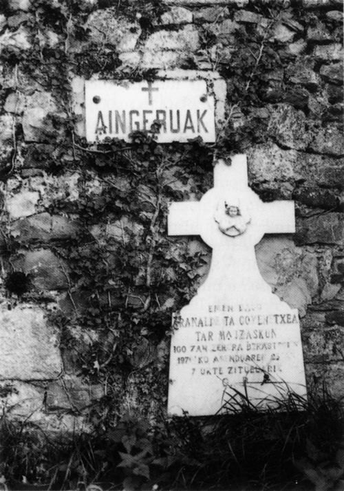 Párvulos. Cementerio de Berastegi (G). Fuente: Iñaki Linazasoro, Grupos Etniker Euskalerria.