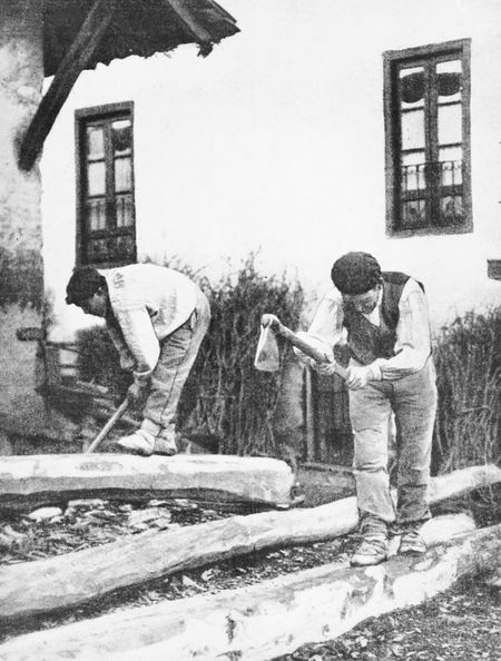 Labrando madera a hacha, 1914. Fuente: Novedades. Núm. 242. San Sebastián, 1914 (foto Tort).