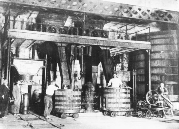 Prensa de la bodega-cooperativa vinícola. San Martín de Unx, c. 1920. Fuente: Francisco Javier Zubiaur y José Ángel Zubiaur (Bodega cooperativa San Martín), Grupos Etniker Euskalerria.