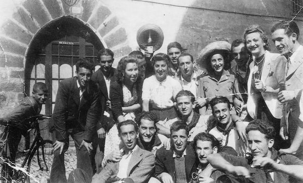 Mozos y mozas en fiestas. Aoiz (N), 1941. Fuente: Pilar Sáez de Albéniz, Grupos Etniker Euskalerria.