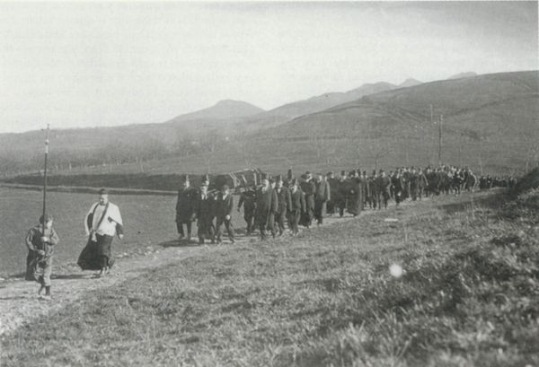 Cortejo fúnebre, c. 1925. Fuente: Antxon Aguirre, Grupos Etniker Euskalerria.