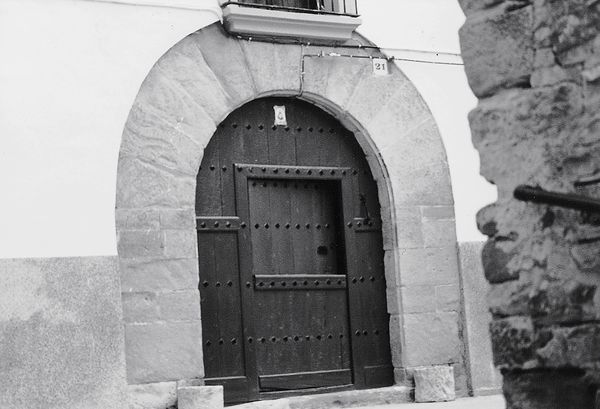 Puerta enmarcada con dovelas. Monreal (N), 1997. Fuente: M.ª Carmen López, Grupos Etniker Euskalerria.