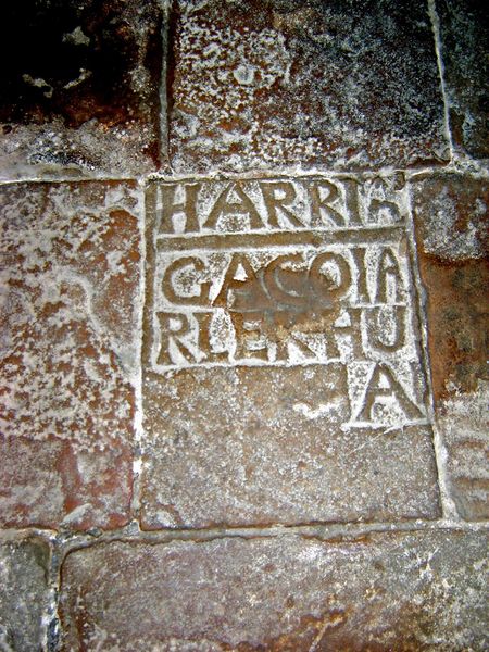 Jarlekua, sepultura, de la casa Harriaga en la iglesia de Sara (L). Fuente: Michel Duvert, Grupos Etniker Euskalerria.