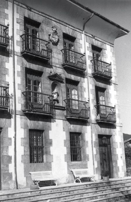 Balcones y verjas de Txirapozu. Busturia (B), 1973. Fuente: Joseba Agirreazkuenaga, Grupos Etniker Euskalerria.
