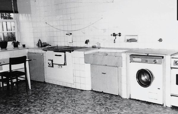 Lavadora automática en una cocina de Elosua (G), 1983. Fuente: Mirentxu Goñi, Grupos Etniker Euskalerria.