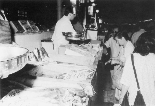 Puesto de pescado. Mercado de Durango (B). 1990. Fuente: Alejandro Zugaza, Grupos Etniker Euskalerria.