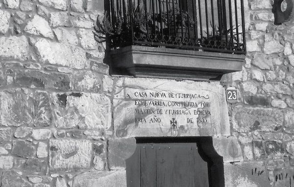 Inscripción fundacional de un caserío de Gaztelua auzoa. Abadiño (B), 2005. Fuente: Rosa M.ª Ardanza, Grupos Etniker Euskalerria.