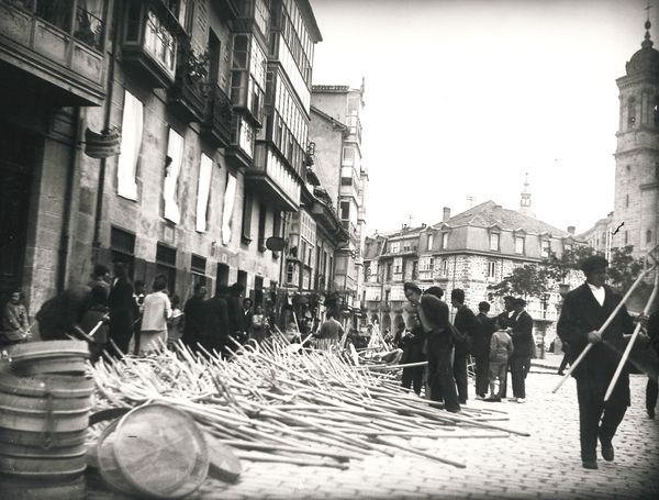 Feria de Santiago en Vitoria-Gasteiz (A), en primer término cedazos y horquijos. Fuente: Archivo Municipal de Vitoria-Gasteiz: Enrique Guinea.